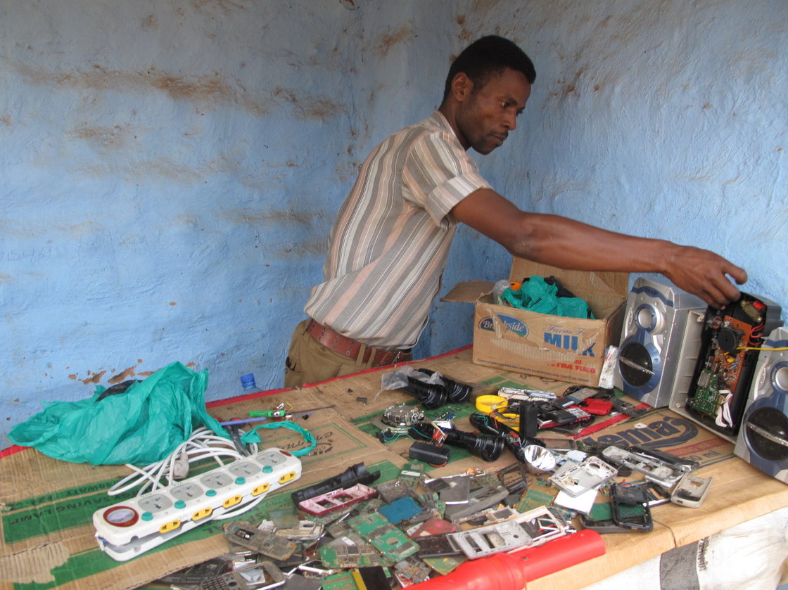 Refugee in Uganda who repairs cellphones
